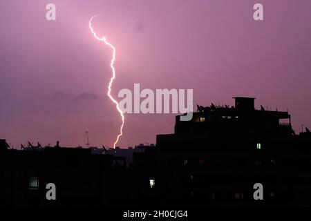 LE CAIRE, 12 octobre 2021 (Xinhua) -- photo prise le 12 octobre 2021 montre la foudre au-dessus du Caire, en Égypte.(Xinhua/Ahmed Gomaa) Banque D'Images