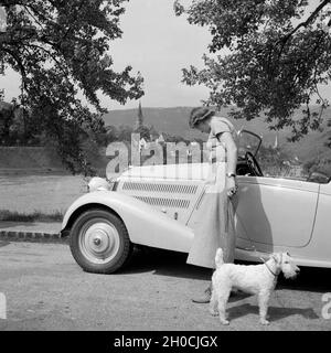 Mit dem Mercedes Benz unterwegs nach Neckargemünd bei Heidelberg, Deutschland 1930 er Jahre. Aller à Neckargemuend par Mercedes Benz voiture près de Heidelberg, Allemagne 1930. Banque D'Images