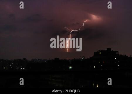 LE CAIRE, 12 octobre 2021 (Xinhua) -- photo prise le 12 octobre 2021 montre la foudre au-dessus du Caire, en Égypte.(Xinhua/Ahmed Gomaa) Banque D'Images