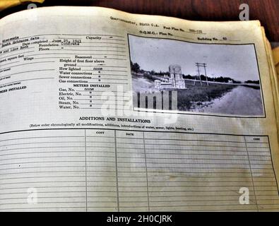 Cette photo du 22 janvier 2021, montre une page d'un livre d'immobilier et une photo d'une section d'entrée construite par l'Administration des travaux en cours du 25 juin 1941, sur South Post près de l'autoroute 16 à fort McCoy, Wisconsin, du 1935 au 1941,L’Administration du progrès des travaux a apporté d’importantes contributions aux efforts de défense de la nation et, à fort McCoy, a participé à de nombreux projets, dont la construction de cette section d’entrée.À ce moment-là, l'installation s'appelait Camp McCoy. Banque D'Images