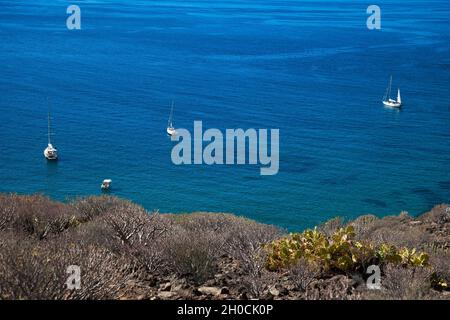 Océan Atlantique avec un bateau à voile dans la scène de la plage de Tejita, Tenerife, Canaries, Espagne. Banque D'Images