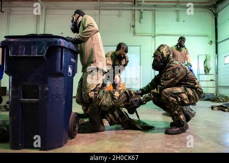 Un groupe d'aviateurs affecté au train de la 107e Escadre d'attaque avec un équipement de posture de protection orienté mission lors d'une capacité de survivre et d'exploiter (ATSO) Rodeo sur la station de réserve aérienne de Niagara Falls, Niagara Falls New York Air National Guard le 23 janvier 2021.Le rodéo ATSO fournit aux aviateurs des cours de base sur la survie de la guerre et les compétences opérationnelles. Banque D'Images