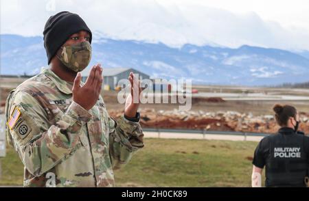 Sgt.Erik Jones, un sergent de peloton d'évacuation pour le Commandement régional est, Force 28 du Kosovo, guide une ambulance de campagne pour une mise en place au cours d'un exercice conjoint de protection de la force au Kosovo le 23 janvier 2021.Un engin explosif improvisé de véhicule factice a été détecté à l'entrée principale, ce qui a initié un processus de coopération entre la police militaire, les agents de sécurité, le personnel du service médical et des pompiers et l'équipe d'élimination des munitions explosives pour sécuriser la zone et éliminer la menace.Des spécialistes en médecine de combat affectés à la 566e Medical Company (Area support) basée à fort Hood, Texas, étaient en marche Banque D'Images