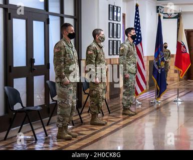 Le lieutenant-colonel Todd M. Balog, commandant sortant du 369e Bataillon des troupes spéciales, est accompagné du 369e commandant de la brigade de soutien, le colonel Seth Morgulas, et du lieutenant-colonel Michael Bedryk, commandant entrant, lors d'une cérémonie de changement de commandement à Harlem Regiment Armory, N.Y., le 23 janvier 2021.Les soldats de l'armée américaine du 369e Bataillon des troupes spéciales de la Garde nationale de l'armée de New York fournissent un éventail diversifié d'expertise pratique et académique. Banque D'Images