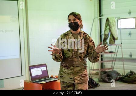 Sgt. PrincipalLe 23 janvier 2021, Catrina Gray, une surintendante de la gestion des urgences affectée à la 107e escadre d'attaque, instruit les aviateurs dans un équipement de posture de protection orienté mission lorsqu'ils ont la capacité de survivre et d'exploiter (ATSO) Rodeo à la station de réserve aérienne de Niagara Falls, à la Garde nationale aérienne de Niagara Falls New York.Le rodéo ATSO fournit aux aviateurs des cours de base sur la survie de la guerre et les compétences opérationnelles. Banque D'Images