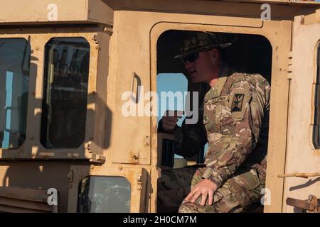 Le général commandant de la Force opérationnelle Spartan, le général de division Patrick Hamilton et le chef d'état-major, le colonel Michael Hunt, exploitent l'énorme D9 Dozer de la Brigade des ingénieurs du théâtre. Banque D'Images