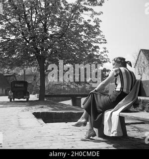 Eine Frau im Schwarzwald auf einer Bank, 1930er Jahre Deutschland. Une femme sur un banc en Forêt Noire, Allemagne 1930. Banque D'Images