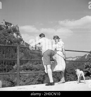 Paar mit hund vor Schloss an der oberen Donau Werenwag, 1930er Jahre Deutschland. Coulée avec le chien en face de Werenwag château, Allemagne 1930. Banque D'Images