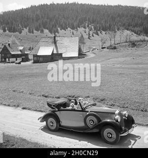 Mit dem Mercedes Benz unterwegs im Schwarzwald, Deutschland 1930er Jahre. Sur la route dans une Mercedes Benz à Forêt Noire, Allemagne 1930. Banque D'Images