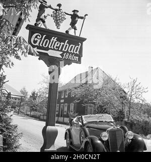 Mit dem Mercedes Benz unterwegs im Schwarzwald, Deutschland 1930er Jahre. Sur la route dans une Mercedes Benz à Forêt Noire, Allemagne 1930. Banque D'Images