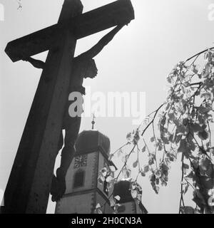 Kirche à St Märgen im Schwarzwald, Deutschland 1930 er Jahre. À l'église St. Maergen dans la Forêt-Noire, Allemagne 1930. Banque D'Images