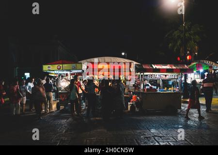 Merida, Mexique : 28 octobre 2018 - les visiteurs attendent au marché de nuit avec des stands de cuisine mexicaine à la « Plaza Grande » Banque D'Images