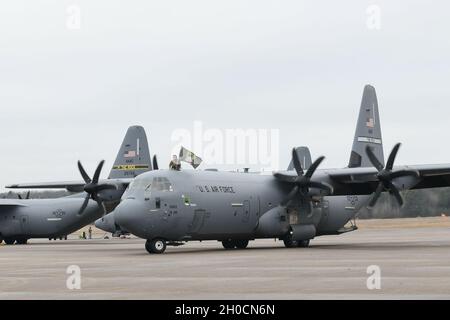 Un taxi C-130J Super Hercules après le retour des aviateurs à la base aérienne de Little Rock, Arkansas, le 24 janvier 2021, après un déploiement de quatre mois.Le 41e Escadron de transport aérien et des aviateurs de la 19e Escadre de transport aérien ont soutenu des opérations de contingence dans deux commandements de combat en fournissant un transport aérien de combat agile à des endroits éloignés, austères et distribués dans des environnements contestés. Banque D'Images