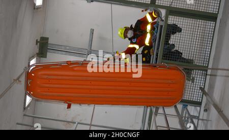 Un garde-corps de l'armée américaine, les pompiers d'Ansbach, s'entraînent pour des sauvetages à plusieurs étages à la caserne de pompiers de Katterbach le 25 janvier 2021.Garnison de l'armée américaine Ansbach Direction des pompiers des services d'urgence qui ont été choisis comme le commandement de la gestion de l'installation - petit service d'incendie de l'Europe de l'année pour 2020. Banque D'Images
