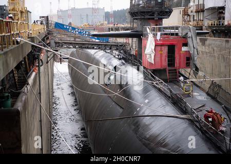 SILVERDALE, Washington (fév18, 2021) - Trident Reit Facility Bangor (TRFB) prépare le sous-marin de missile balistique de classe Ohio USS Nevada (SSBN 733) pour le désancrage après avoir terminé une période de refait prolongée (ERP) au Delta Pier de TRFB.Le désarrimage a eu lieu à temps et selon le calendrier de disponibilité initial du Chef des opérations navales (CNO), TRFB ayant achevé 1,398 emplois, soit un total de 57,381 jours-homme à ce jour.TRFB a été établi dans le Nord-Ouest du Pacifique le 1er juillet 1981, en tant qu'installation d'entretien primaire de la flotte de missiles balistiques de la côte Ouest (SSBN).La mission principale de TRFB est de soutenir t Banque D'Images