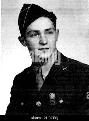 PFC.Richard Idstein dans son uniforme de l'armée américaine pendant la Seconde Guerre mondiale.Le natif de Chicago a servi dans une équipe d'intelligence et de reconnaissance avec la 106e Division d'infanterie à la bataille des Bulge.La bataille a commencé le 16 décembre 1944 et s'est terminée le 25 janvier 1945.Les soldats ont subi un temps froid record et ont subi des blessures par temps froid, y compris des gelures et des pieds de tranchées.Selon le ministère de la Défense, environ 19,000 soldats ont été tués, 47, 500 blessés et plus de 23,000 ont été inscrits comme disparus en action. Banque D'Images