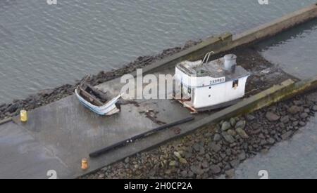 LE SOLEIL du bateau de pêche commerciale au crabe est détruit près du chenal d'entrée de la baie Humboldt, en Californie, le 24 janvier 2021.La Garde côtière a secouru les trois personnes à bord du SOLEIL après que le navire a perdu sa propulsion et est entré en collision avec les jetées tout en essayant de traverser le chenal d'entrée. Banque D'Images
