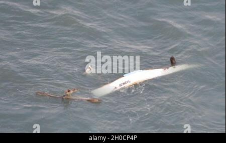Le navire de pêche commerciale au crabe SE LASSE dans le chenal d'entrée de la baie Humboldt, en Californie, le 24 janvier 2021.La Garde côtière a secouru les trois personnes à bord du SOLEIL après que le navire a perdu sa propulsion et est entré en collision avec les jetées tout en essayant de traverser le chenal d'entrée. Banque D'Images