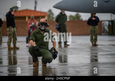 Le maître de la marine américaine de 3e classe Steven Savala, officier d'aviation affecté à l'escadron d'attaque électronique 132 de la base aérienne de Whidbey Island, Washington, pose pour une photo pendant le drapeau rouge 21-1 à la base aérienne de Nellis, Nevada, le 25 janvier 2021.Red Flag prépare le personnel de maintenance et les équipages à être déployés, car ils supportent de nombreuses sorties de combat dans les fenêtres volantes de cet environnement d'entraînement. Banque D'Images