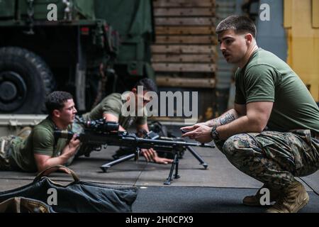 Caporal du corps des Marines des États-UnisKaleb Cavanah, une mitrailleuse de la compagnie kilo, Battalion Landing Team, 3e Bataillon, 4e Marines, 31e Marine Expeditionary Unit (MEU), originaire de South Bend, Indiana, garde du temps pendant les exercices d'armes à bord du navire USS Ashland (LSD 48), en mer des Philippines le 25 janvier 2021.Le 31e MEU opère à bord des navires du groupe de grève expéditionnaire américain dans la zone d'opérations de la 7e flotte afin d'améliorer l'interopérabilité avec les alliés et les partenaires et de servir de force de réaction prête à défendre la paix et la stabilité dans la région Indo-Pacifique. Banque D'Images