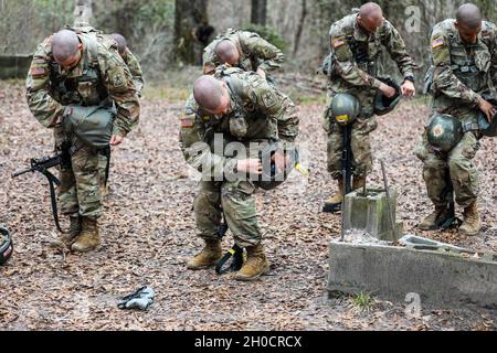 FORT BENNING, Géorgie - soldats affectés à la Compagnie A, 1er Bataillon, 46e Régiment d'infanterie, train sur la chimie, biologique,Réactions au rayonnement et au nucléaire sur Sand Hill le 25 janvier 2021.Les attaques CBRN sont certains des environnements les plus hostiles auxquels les membres du service peuvent être exposés dans une zone de combat, et c'est pourquoi la formation doit se poursuivre malgré les restrictions de la COVID 19 en cas de pandémie. Banque D'Images