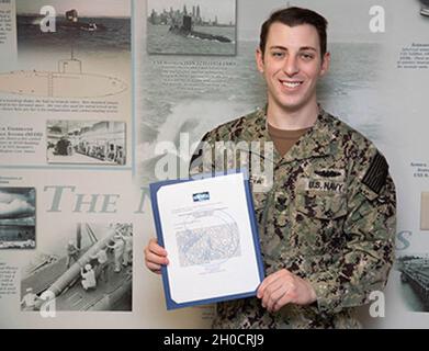 Le sous-officier de 1re classe Michael Sheremeta a reçu une lettre du capitaine pour sa sélection à titre de Naval Undersea Warfare Centre Division Newport Sailor du trimestre pour le quatrième trimestre de l’exercice 2020. Banque D'Images