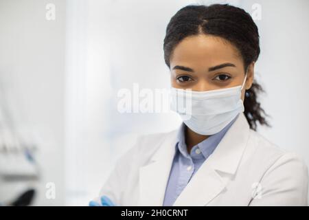 Gros plan Portrait de la jeune femme afro-américaine Docteur en masque médical Banque D'Images