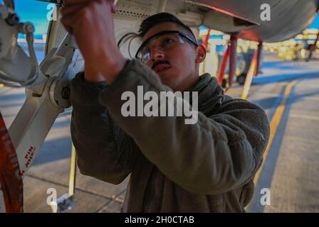 L'ancien Airman Bonifacio Garcia II, agent d'entretien d'aéronefs tactiques affecté à l'unité de maintenance d'aéronefs du 757e Escadron de maintenance d'aéronefs Strike, travaille sur un avion de chasse F-15E Strike Eagle à la base aérienne de Nellis, Nevada, le 26 janvier 2021.Garcia effectuait un contrôle de sécurité sur son avion pour s'assurer qu'il était prêt pour la prochaine mission. Banque D'Images