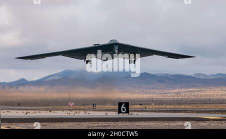 Un bombardier B-2, affecté au 393e Escadron de bombardement, 509e Escadre de bombardement, base aérienne de Whiteman, Missouri, prend le départ d'une mission du drapeau rouge 21-1 à la base aérienne de Nellis, Nevada, le 26 janvier 2021.Les exercices du drapeau rouge sont effectués sur les zones massives de bombardement et d'artillerie du champ d'essais et d'entraînement du Nevada. Banque D'Images