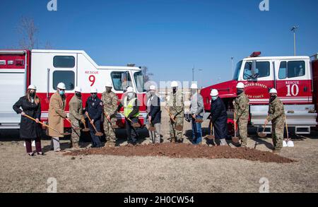 Des membres de l'équipe de direction de la 97e Escadre Air Mobility et des invités distingués effectuent le « premier excavation » lors de la cérémonie de démolition au sol du Centre de sauvetage des incendies à la base aérienne d'Altus, Oklahoma, le 26 janvier 2021.Le premier forage a signifié le début de l'effort de 13 ans pour construire un tout nouveau centre de sauvetage en cas d'incendie de 21 millions de dollars qui sera le double de la taille du centre existant. Banque D'Images