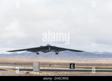 Un bombardier furtif B-2 Spirit prend son envol pendant le drapeau rouge 21-1, à la base aérienne de Nellis, Nevada, le 26 janvier 2021.Les caractéristiques furtives du B-2 lui permettent de pénétrer dans la défense la plus sophistiquée d'un ennemi et de menacer ses cibles les plus appréciées et fortement défendues tout en évitant la détection, le suivi et l'engagement de l'adversaire. Banque D'Images