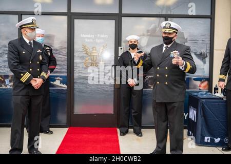 210126-N-MW275-1054 YAKIMA, WA.(Janv26, 2021) Commandant, Commandement du recrutement de la Marine SMA arrière.Dennis Velez prononce un discours lors de l'ouverture officielle du poste de recrutement de la Marine Yakima. Banque D'Images