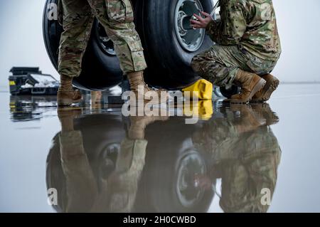 Les aviateurs affectés au 911e Escadron de maintenance d'aéronefs effectuent un changement de pneu sur le train d'atterrissage d'un C-17 Globemaster III à la station de réserve aérienne de l'aéroport international de Pittsburgh, en Pennsylvanie, le 26 janvier 2021.Les techniciens d'entretien effectuent l'entretien de routine de tous les pneus de l'avion pour s'assurer que la mission est prête. Banque D'Images