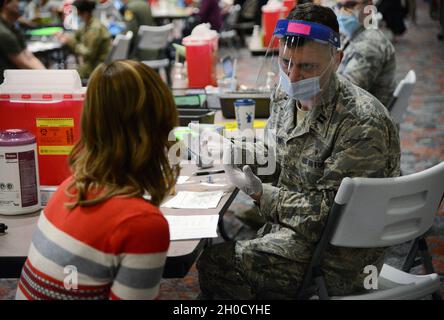 Le capitaine de la Garde nationale aérienne de l'Oregon Matthew Keelin, infirmière praticienne du 142d Medical Group, discute de la procédure de vaccin COVID-19 à un patient sans rendez-vous au Oregon Convention Center, Portland, Ore., le 27 janvier 2021.Gov.Kate Brown a appelé les membres de la Garde nationale de l'Oregon pour les aider à distribuer les vaccins le 8 janvier 2021, avec des partenaires locaux dans l'ensemble de l'État.( Banque D'Images