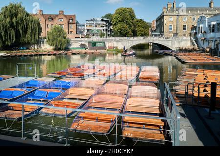 Des groupes de punts amarrés sur la rivière Cam, Cambridge, Angleterre, à la zone d'atterrissage de Scudamore. Banque D'Images