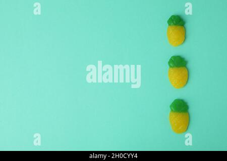 Bonbons gélifiés sous forme d'ananas sur fond de menthe. Banque D'Images