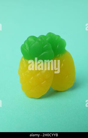 Bonbons gélifiés sous forme d'ananas sur fond de menthe. Banque D'Images