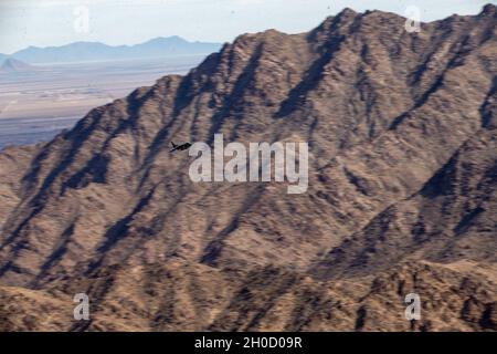 Le capitaine John Paul Bruno, pilote instructeur, dirige une formation en basse altitude à la station aérienne du corps des Marines Yuma, Arizona, le 27 janvier 2021.Marines avec Marine Attack Training Squadron 203 (VMAT-203) formé avec des munitions dans un environnement inconnu afin d'accroître la compétence dans les compétences essentielles de mission telles que les tactiques de basse altitude, les manoeuvres complexes et le soutien aérien rapproché.VMAT-203 est une unité subordonnée de la 2e Escadre d'aéronefs maritimes, élément de combat aérien de la II Marine Expeditionary Force. Banque D'Images