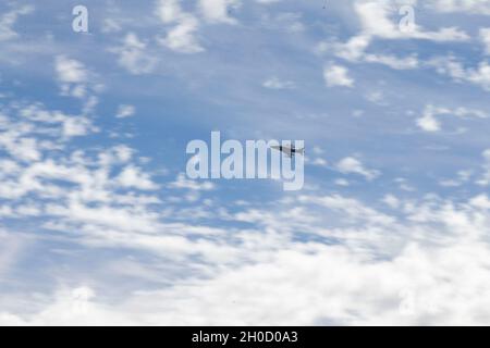 Le capitaine John Paul Bruno, pilote instructeur, conduit une formation en basse altitude dans un AV-8B Harrier II à la station aérienne du corps des Marines Yuma, Arizona, le 27 janvier 2021.Marines avec Marine Attack Training Squadron 203 (VMAT-203) formé avec des munitions dans un environnement inconnu afin d'accroître la compétence dans les compétences essentielles de mission telles que les tactiques de basse altitude, les manoeuvres complexes et le soutien aérien rapproché.VMAT-203 est une unité subordonnée de la 2e Escadre d'aéronefs maritimes, élément de combat aérien de la II Marine Expeditionary Force. Banque D'Images