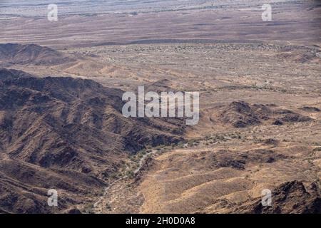 Le capitaine John Paul Bruno, pilote instructeur, dirige une formation en basse altitude à la station aérienne du corps des Marines Yuma, Arizona, le 27 janvier 2021.Marines avec Marine Attack Training Squadron 203 (VMAT-203) formé avec des munitions dans un environnement inconnu afin d'accroître la compétence dans les compétences essentielles de mission telles que les tactiques de basse altitude, les manoeuvres complexes et le soutien aérien rapproché.VMAT-203 est une unité subordonnée de la 2e Escadre d'aéronefs maritimes, élément de combat aérien de la II Marine Expeditionary Force. Banque D'Images