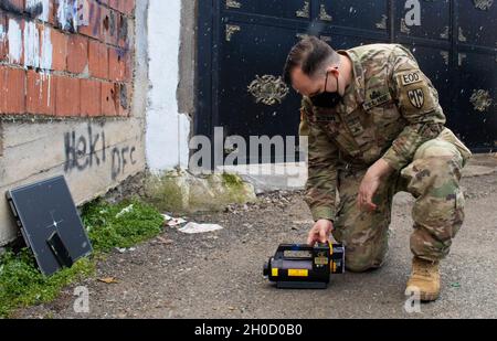 Sgt.Mark Henderson, soldat avec l'équipe d'élimination des munitions explosives attachée au Commandement régional est, Force du Kosovo, teste un système de rayons X lors d'un appel d'urgence de la fin de l'année à Gjilan/Gnjilane, Kosovo, le 27 janvier 2021.Henderson a utilisé les rayons X pour déterminer si l'engin explosif pouvait être déplacé en toute sécurité.La 702e Ordnance Company, basée à Grafenwoehr, en Allemagne, soutient la mission de la KFOR, dirigée par l'OTAN, qui vise à créer un environnement sûr et sécuritaire pour tous les habitants du Kosovo. Banque D'Images