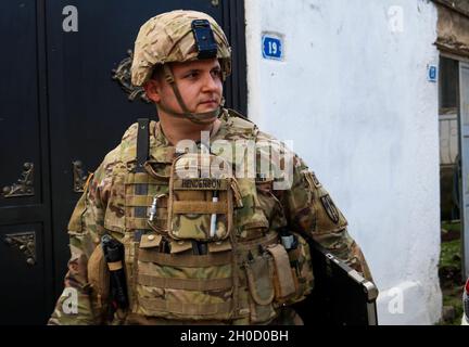 Sgt.Mark Henderson, soldat avec l'équipe d'élimination des munitions explosives attachée au Commandement régional est, Force du Kosovo, termine l'essai d'un système à rayons X lors d'un appel d'urgence de la fin de l'année à Gjilan/Gnjilane, Kosovo, le 27 janvier 2021.L'équipe de la fin de la journée a utilisé les rayons X pour déterminer si une munitions non explosée pouvait être déplacée en toute sécurité.La 702e Compagnie d'Ordnance, basée à Grafenwoehr (Allemagne), soutient la mission de la KFOR, dirigée par l'OTAN, qui vise à assurer la liberté de circulation de tous les peuples du Kosovo. Banque D'Images