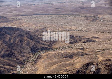 Le capitaine John Paul Bruno, pilote instructeur, dirige une formation en basse altitude à la station aérienne du corps des Marines Yuma, Arizona, le 27 janvier 2021.Marines avec Marine Attack Training Squadron 203 (VMAT-203) formé avec des munitions dans un environnement inconnu afin d'accroître la compétence dans les compétences essentielles de mission telles que les tactiques de basse altitude, les manoeuvres complexes et le soutien aérien rapproché.VMAT-203 est une unité subordonnée de la 2e Escadre d'aéronefs maritimes, élément de combat aérien de la II Marine Expeditionary Force. Banque D'Images