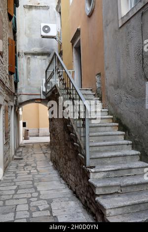 Belle vue sur les rues étroites de la ville de Sibenik en Croatie Banque D'Images
