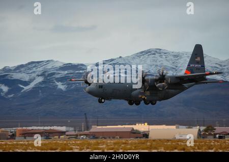 Un C-130 avec la 152e escadre de transport aérien se prépare à atterrir à la base aérienne de Nellis, qui retourne des soldats du 221e Escadron de Cavalry, le 26 janvier 2021 à Las Vegas, Nevada.Plus de 200 soldats de la Garde du Nevada ont été déployés à Washington, D.C., pour aider les forces de l'ordre fédérales à l'inauguration présidentielle du 20 janvier. Banque D'Images
