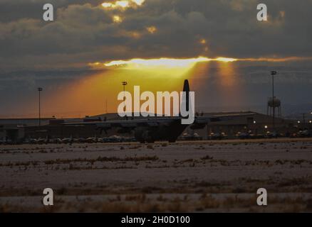 Un C-130 avec la 152e Escadre de transport aérien débarque à la base aérienne de Nellis, qui retourne des soldats du 221e Escadron de Cavalry, le 26 janvier 2021 à Las Vegas, Nevada.Plus de 200 soldats de la Garde du Nevada ont été déployés à Washington, D.C., pour aider les forces de l'ordre fédérales à l'inauguration présidentielle du 20 janvier. Banque D'Images