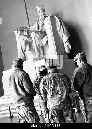 Candidat à l'aumônier (2e lieutenant)Brent Mangus, de la Force opérationnelle Joshua, dirige quelques-uns de ses collègues soldats en communion et en prière dévotionnelle lors de la visite du Lincoln Memorial à Washington, D.C., le 27 janvier 2021.Le 1er Bataillon, 108e Régiment d'artillerie de campagne, était l'un des trois bataillons de la 56e équipe de combat de la Brigade Stryker qui a apporté son soutien à l'inauguration présidentielle du 20 janvier. Banque D'Images