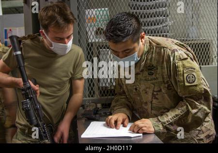 Les parachutistes affectés au 1er Bataillon, 508e Régiment d'infanterie de parachutisme, 3e équipe de combat de brigade, 82e Division aéroportée dessinent des armes lors d'un exercice de préparation au déploiement à fort Bragg, N.C., le 27 janvier 2021. Banque D'Images