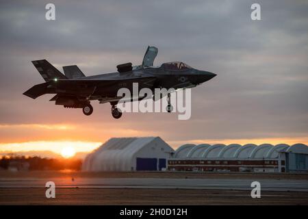 Test 982 / vol 520 pilote d’essai Marine le Maj Dylan “Bilbo” Nicholas, avec l’escadron d’essai et d’évaluation aérienne DEUX TROIS (VX-23),Organise une formation de jour en nuit dans un avion F-35B à décollage court et atterrissage vertical (STOVL) à partir de la F-35 Patuxent River Integrated Test Force (ITF) à la base aérienne navale Patuxent River, Maryland, le mercredi 27 janvier.Ces vols d’essai et d’entraînement sont indispensables pour préparer les pilotes au détachement de l’équipe d’essai de l’ITF au porte-avions de la Marine italienne Cavour prévu entre février et mars.Au cours d'un essai en vol par transporteur, également connu sous le nom de mer Banque D'Images