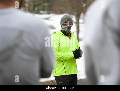 Le lieutenant-colonel Charles Silvanic, 66e commandant adjoint du Groupe de la base aérienne, s'adresse aux membres du 66e Escadron de contrôle de la base aérienne de Hanscom, au Massachusetts, avant une course de 5K pour commémorer la vie et le service d'un Airman financier tombé en chute, le 27 janvier.Le colonel James « Rob » Culpepper, directeur de la gestion financière et contrôleur du Commandement du combat aérien, base commune Langley-Ecuresy, Virginie, a perdu sa bataille de six mois avec Leukemia en décembre 2020. Banque D'Images